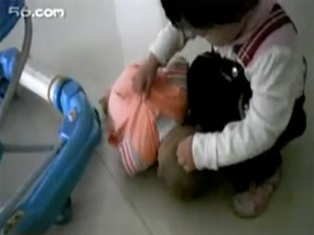 狂虐嬰兒視頻引發(fā)社會(huì)憤怒，道德和法律界限不可逾越