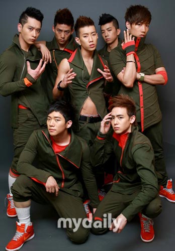 韓國(guó)2PM組合最新動(dòng)態(tài)，小巷音樂(lè)風(fēng)暴與隱藏小店探秘