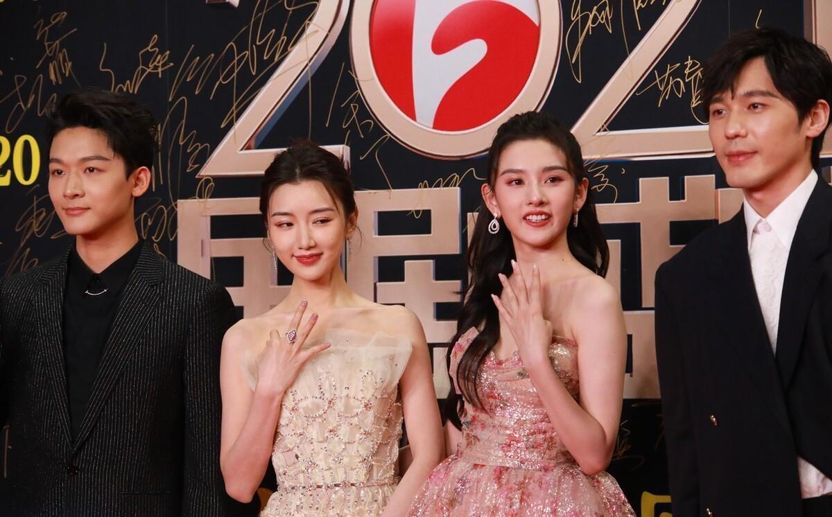 從陰影走向星光，自信力量引領(lǐng)下的黑皮膚女明星成長(zhǎng)之路