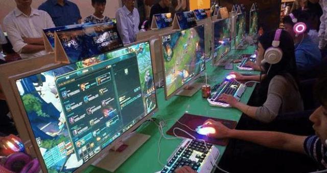 網(wǎng)吧LOL比賽，小巷中的熱血戰(zhàn)場激戰(zhàn)開啟！