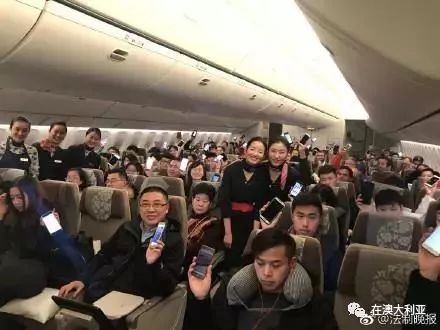 藍航空姐王靜新篇章，翱翔天際的溫暖使者，展現(xiàn)職業(yè)風采與愛心傳遞