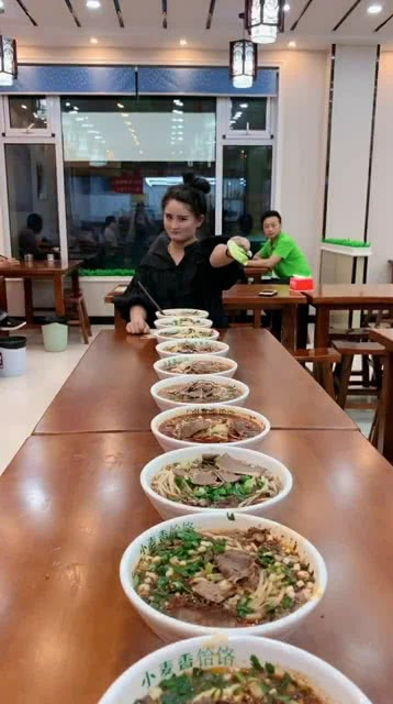 智能面食競(jìng)技盛宴，全新科技引領(lǐng)吃面條比賽風(fēng)潮！