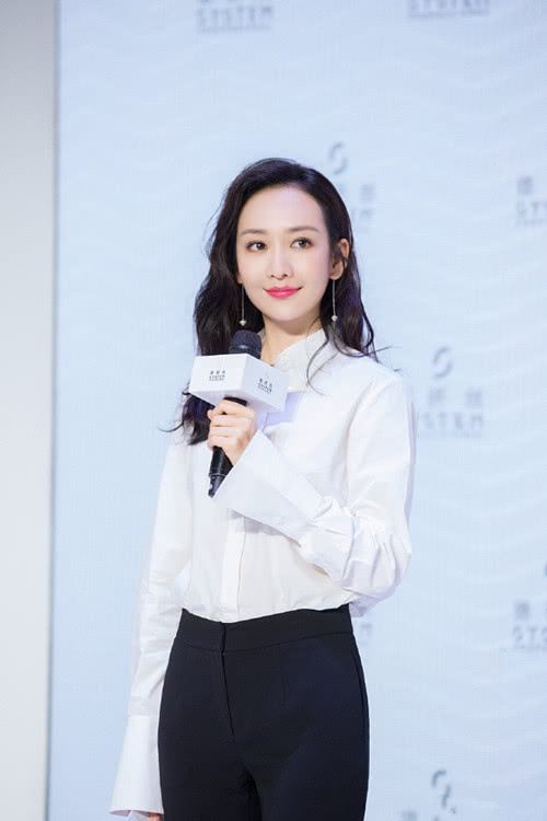 王鷗明星大偵探造型，自然美景中的心靈探索之旅