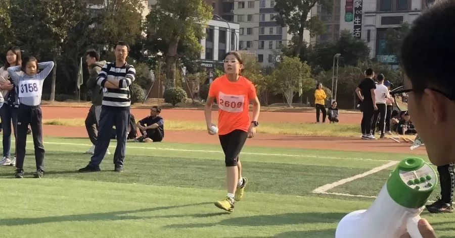 小蝸牛的田徑夢，綠意盎然賽場上的奇遇之旅