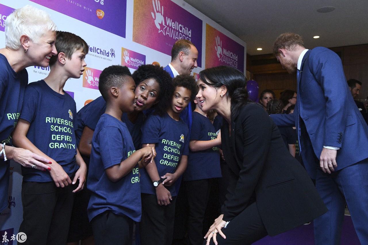 英國王妃凱特最新服裝引領(lǐng)時(shí)尚潮流，英倫風(fēng)尚再燃！