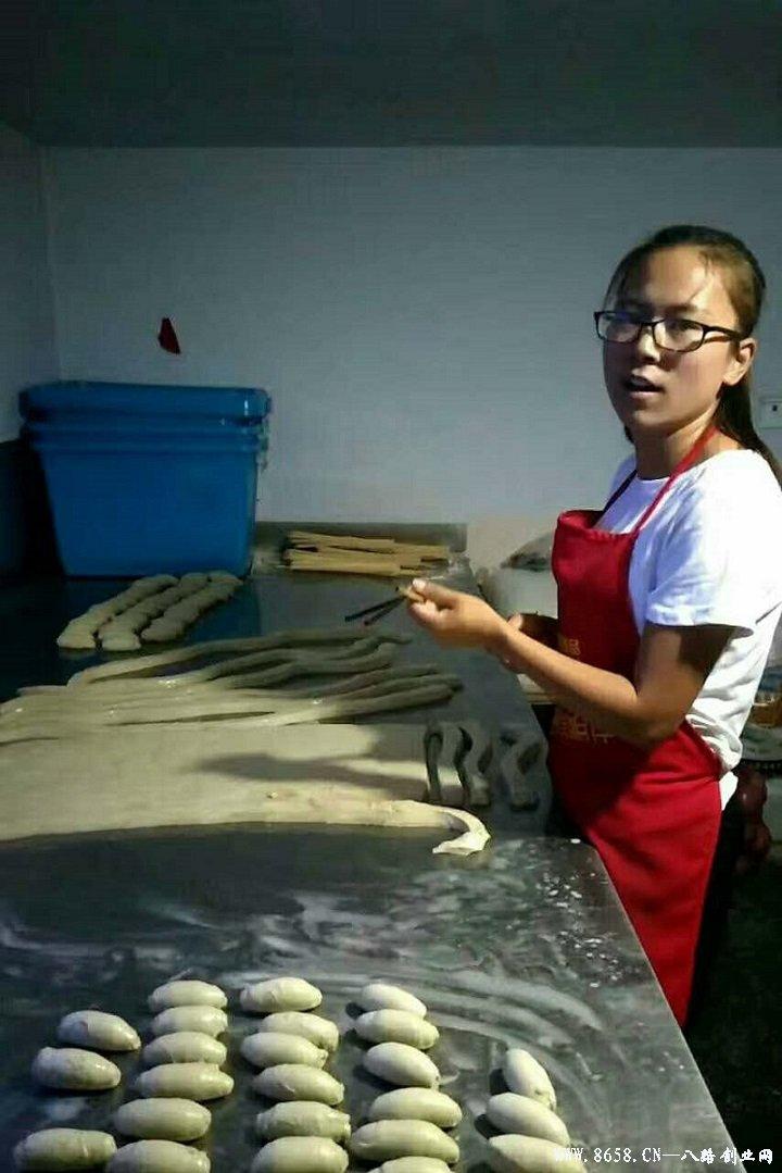 革新烘焙工藝，引領行業(yè)新潮流，最新烤面筋機亮相！