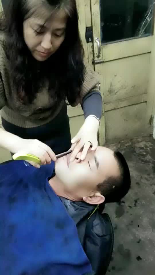 女人刮臉最新視頻，時(shí)尚美容新趨勢(shì)揭秘
