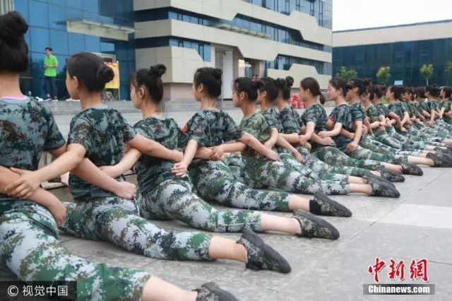 獨(dú)家揭秘，探索小巷深處的軍訓(xùn)新風(fēng)尚——2025軍訓(xùn)最新視頻亮相！