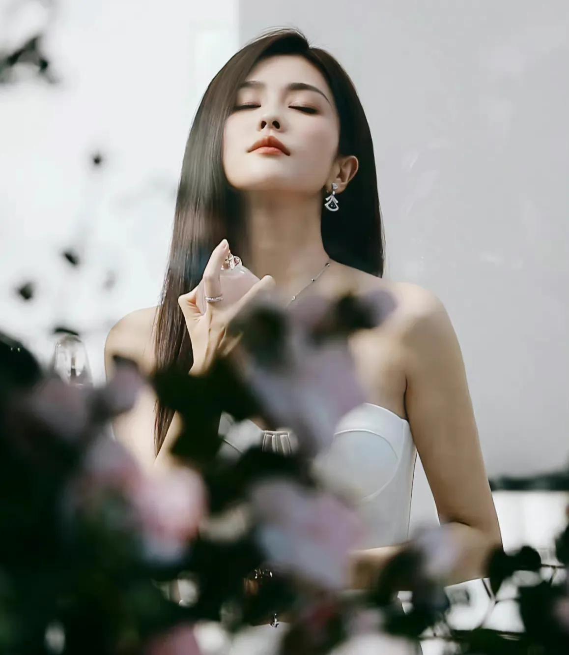 劉雯最新壁紙，時尚魅力的完美展現(xiàn)